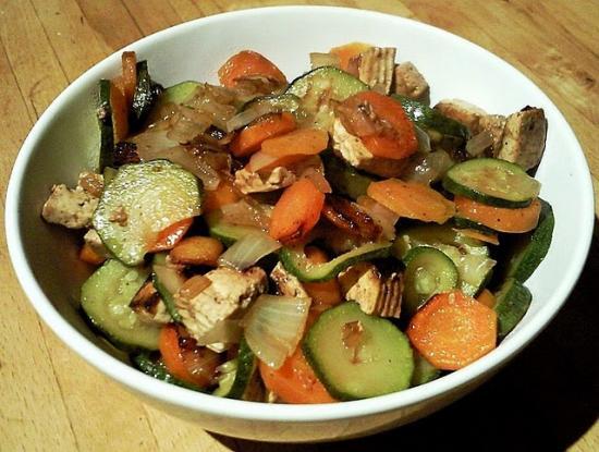 Tofu mariné et courgettes, carottes, oignons Tofu mariné et courgettes, carottes, oignons