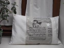 Coussin blanc ancien