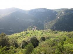 En montant vers Bouisse, on surplombe Montjoii