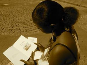 Il fait beau, les lectrices prennent l'air pour lire «Ramsès au pays des points-virgules» au soleil.