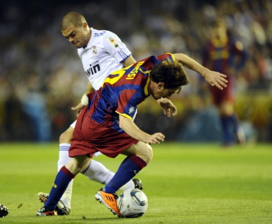 pepe-messi-copa-final-20111.jpg