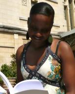 Une lectrice à la gare