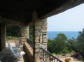 La vue à l'est de la baie-vitrée du salon