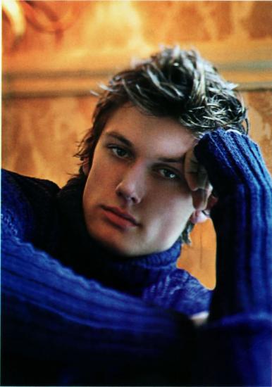alex pettyfer kiss. Hi it#39;s me alex pettyfer!! and