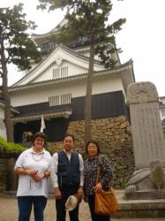 Natasha, Yoshihiko et Michiyo face au chateau d'Okazaki