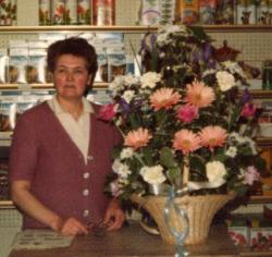 maman dans son magasin vers 1980
