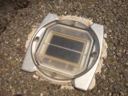 mini panneau solaire pour lampe au sol au bord de la route au Japon