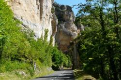 ppassage sous le rocher(circuit vélo gorges du tarn)