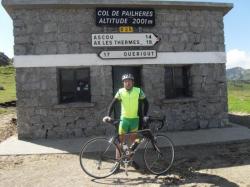 Alain sous le panneau du sommet
