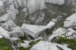 de la neige dans le lapiaz, l' entrée du gouffre se trouve sans doute dans une de ces infractuosités ! !