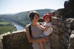 Un ch&acirc;teau au-dessus de la Dordogne