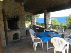 La terrasse couverte s'ouvre d'est en ouest sur le jardin et la piscine